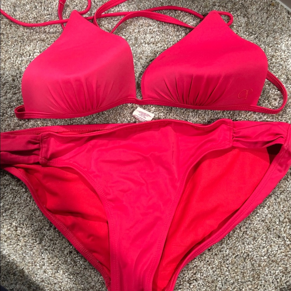 Bikinis - Picture 3 of 5